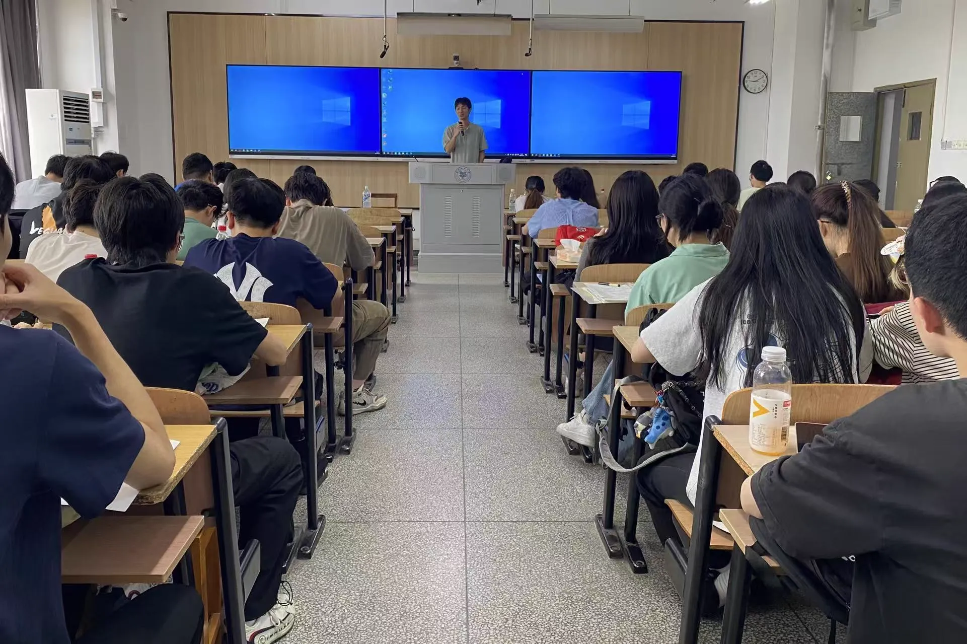 Mukun Sun speaking to an English writing class in Wuhan